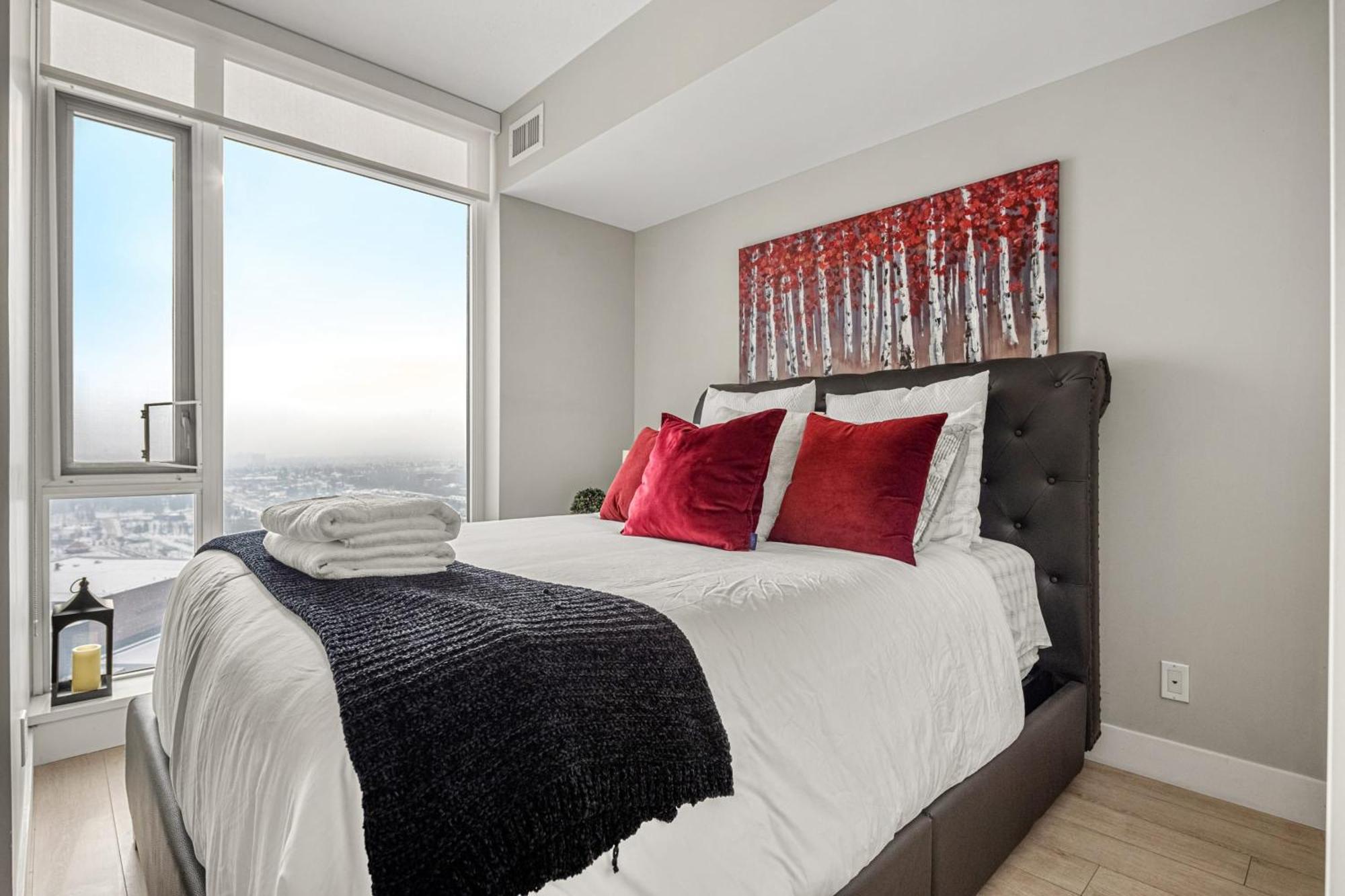 Stunning 34Th Floor Views, Prime Downtown Location - Near Stampede, Casino, Bars! Free Banff Pass, Parking, Wine! Villa Calgary Bagian luar foto