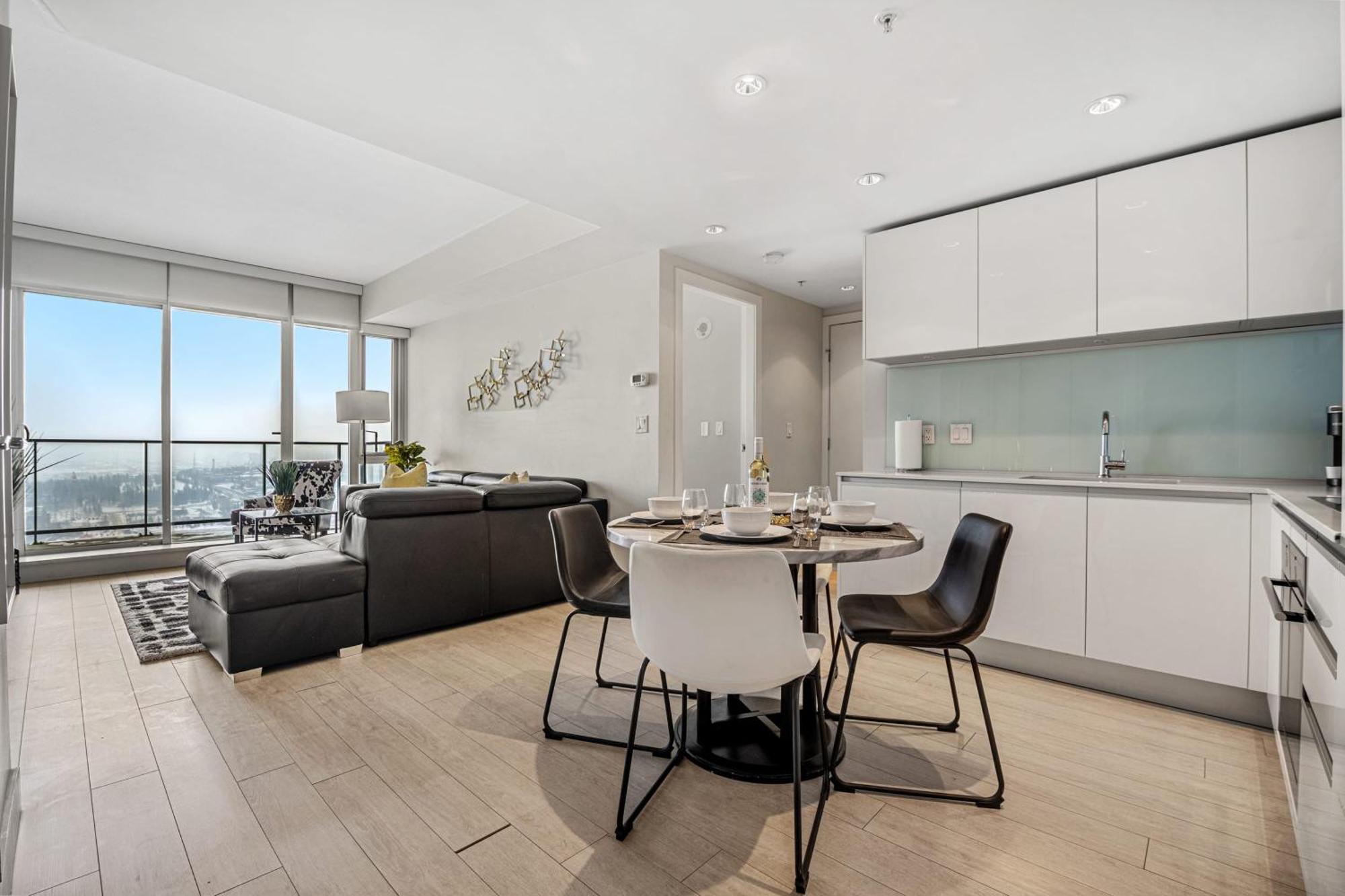 Stunning 34Th Floor Views, Prime Downtown Location - Near Stampede, Casino, Bars! Free Banff Pass, Parking, Wine! Villa Calgary Bagian luar foto