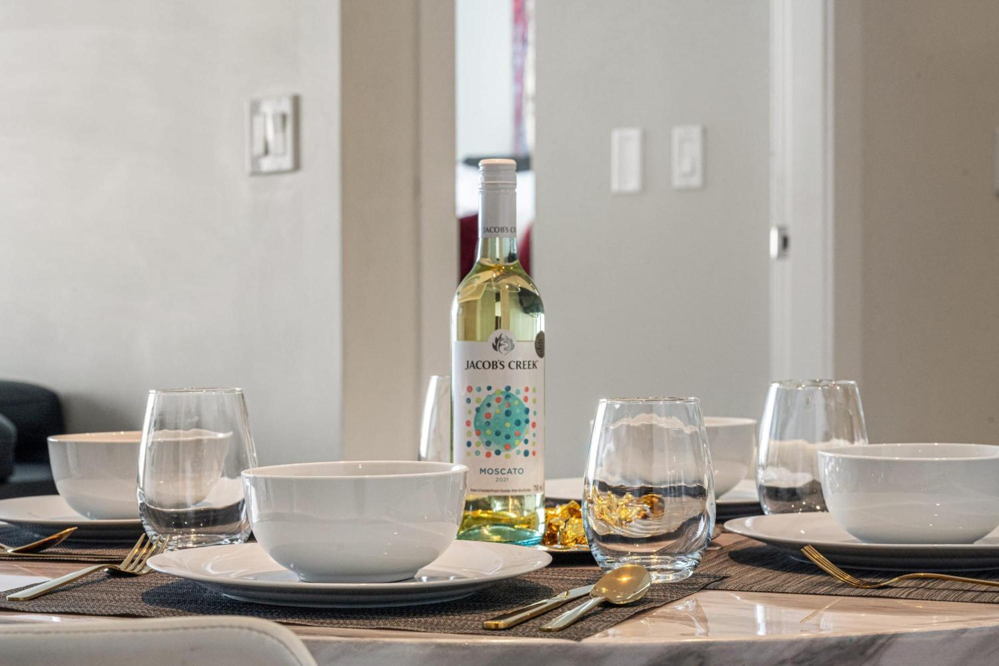 Stunning 34Th Floor Views, Prime Downtown Location - Near Stampede, Casino, Bars! Free Banff Pass, Parking, Wine! Villa Calgary Bagian luar foto
