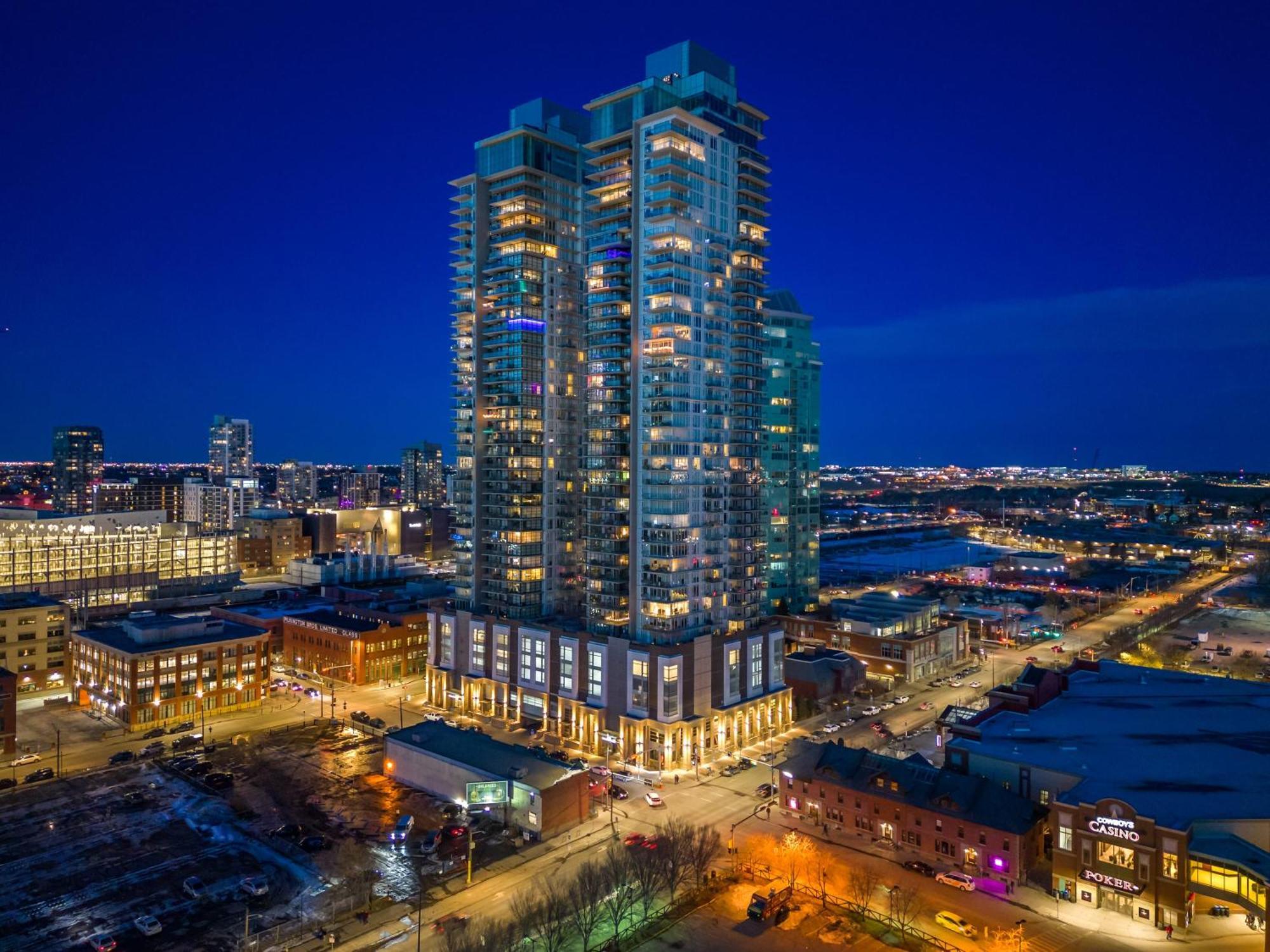 Stunning 34Th Floor Views, Prime Downtown Location - Near Stampede, Casino, Bars! Free Banff Pass, Parking, Wine! Villa Calgary Bagian luar foto
