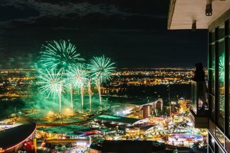 Stunning 34Th Floor Views, Prime Downtown Location - Near Stampede, Casino, Bars! Free Banff Pass, Parking, Wine! Villa Calgary Bagian luar foto